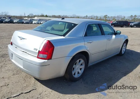 2005 Chrysler 300 Touring z USA, uszkodzony, nr VIN 2C3JA53G45H635155